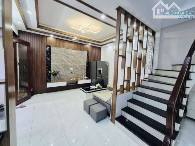 Bán nhà phố Bạch Mai , ngõ rộng , gần phố , cách ô tô tránh 15m . Dt 40m x 5Tx 10,5 tỷ