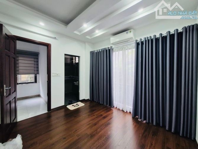 Bán nhà phố Bạch Mai , ngõ rộng , gần phố , cách ô tô tránh 15m . Dt 40m x 5Tx 10,5 tỷ