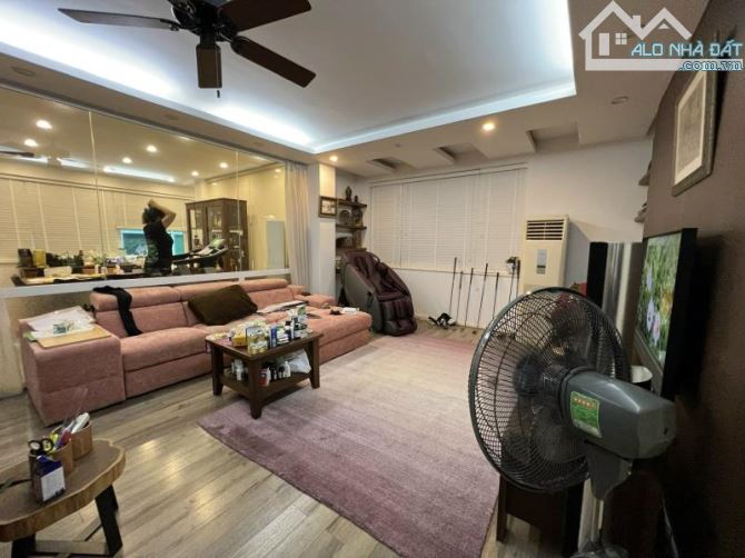 VĂN CAO THỤY KHUÊ . 4 THOÁNG -THANG MÁY . MẶT TIỀN QUYỀN LỰC . TRƯỚC NHÀ ÔTO TRÁNH. VIEW