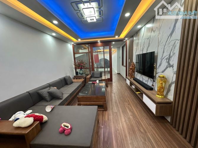 Bán nhà Đê La Thành 35m2 hai mặt ngõ vị trí đẹp thoáng sáng 8.8 tỷ