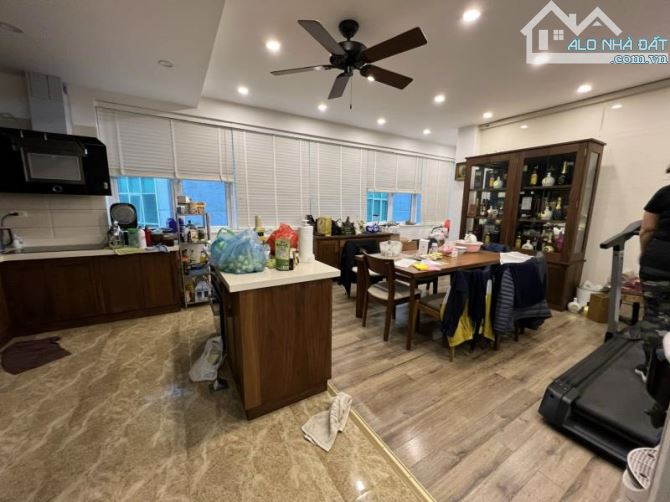 VĂN CAO THỤY KHUÊ . 4 THOÁNG -THANG MÁY . MẶT TIỀN QUYỀN LỰC . TRƯỚC NHÀ ÔTO TRÁNH. VIEW