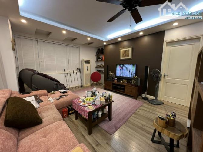 VĂN CAO THỤY KHUÊ . 4 THOÁNG -THANG MÁY . MẶT TIỀN QUYỀN LỰC . TRƯỚC NHÀ ÔTO TRÁNH. VIEW