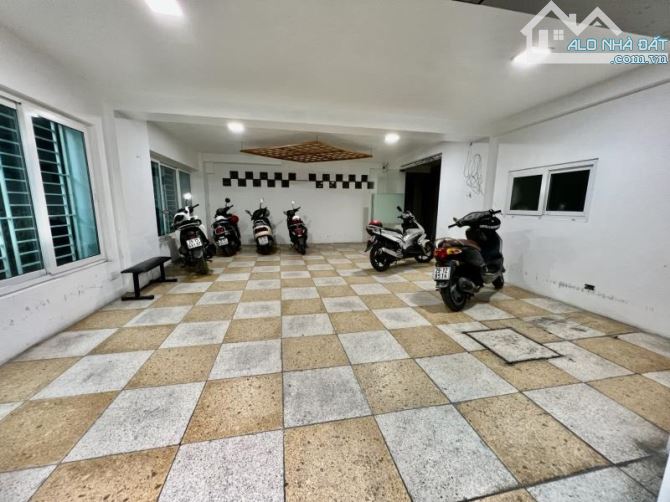 VĂN CAO THỤY KHUÊ . 4 THOÁNG -THANG MÁY . MẶT TIỀN QUYỀN LỰC . TRƯỚC NHÀ ÔTO TRÁNH. VIEW