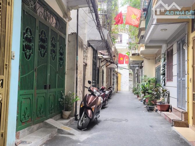 Đất đẹp PHÙNG CHÍ KIÊN, Hoàng Quốc Việt. PHÂN LÔ Quân đội, ngõ oto ra vào. mặt tiền 5m.