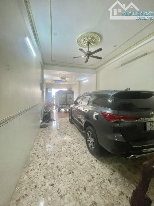 Bán gấp nhà đẹp ở ngay mặt tiền đường Ba Đình, 124.2m2, xe hơi ngủ nhà, SHR, chỉ 10.8 tỷ.