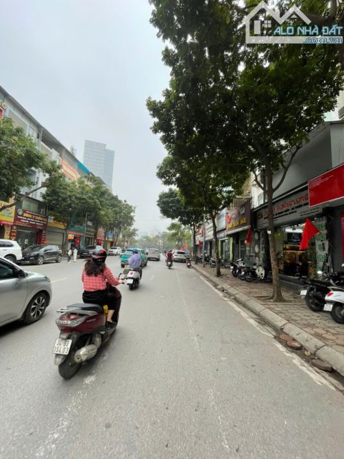 MẶT PHỐ CẦU GIẤY, 2 MẶT THOÁNG, VỊ TRÍ ĐẸP NHẤT. VIEW VƯỜN HOA VÀ HỒ. CHO THUÊ 1.2 TỶ/NĂM.