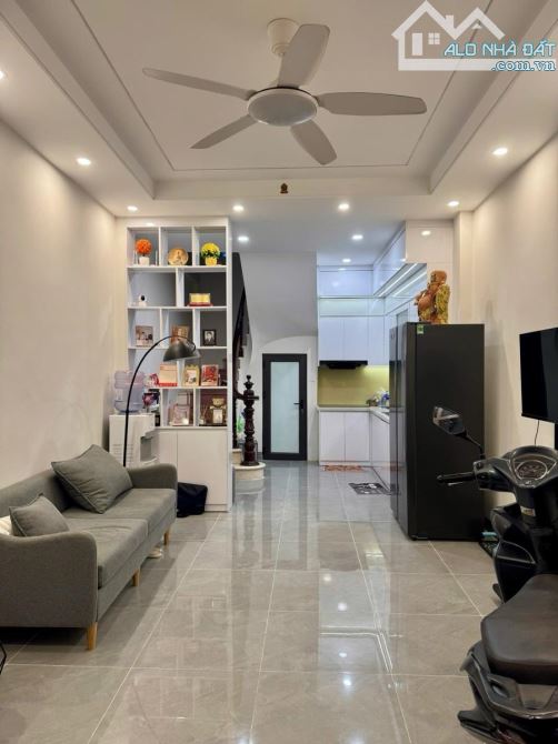 Hiếm Lạc Long Quân Cầu Giấy - Nhà Đẹp Oto Đỗ Cửa,Vài Bước Ra Hồ Tây - 38m 4 tầng Nhỉnh 8tỷ