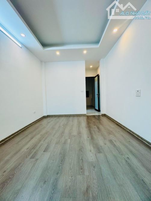 Cần bán gấp nhà Nam Dư - Lĩnh Nam. Dt 30m x 5 tầng x mt 3.4m . Giá chào 6.5 tỷ có tl - Và