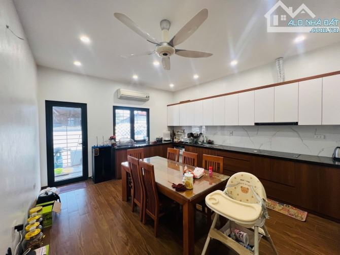 Hiếm, 50M-6 tầng-kinh doanh đa dạng -oto tránh- Hoàng Quốc Việt