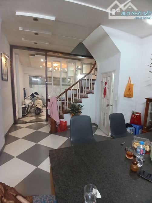 BÁN NHÀ PHỐ TRUNG LIỆT ĐỐNG ĐA GẦN OTO TRÁNH TRƯỚC NHÀ THOÁNG RỘNG DÂN XÂY CHẮC CHẮN