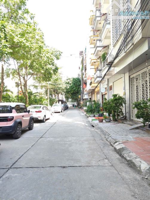 BÁN NHÀ HOÀNG QUỐC VIỆT 70m2 × 5T . 2 THOÁNG + 2 Ô TÔ TRÁNH ĐỖ + VỈA HÈ TRƯỚC NHÀ