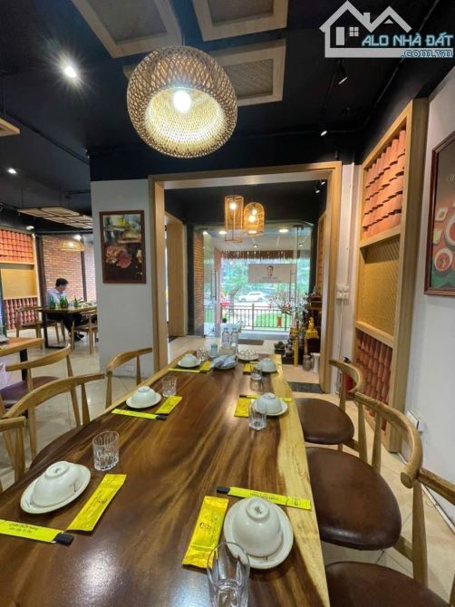 CỰC PHẨM MẶT PHỐ TRẦN KIM XUYẾN – KD SẦM UẤT- 153M2 – MT 8.8M – 2 THOÁNG, VIEW BỂ BƠI