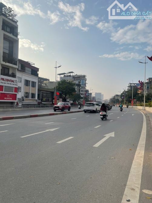 MẶT PHỐ ÂU CƠ TRONG ĐÊ QH ỔN ĐỊNH . TRƯỚC NHÀ OTO TRÁNH DỪNG ĐỖ NGÀY ĐÊM. VIEW HỒ + VIEW Đ