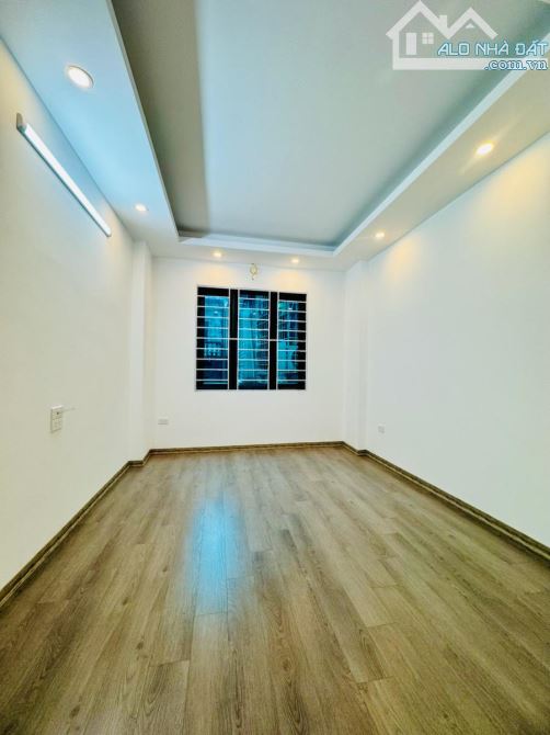 Cần bán gấp nhà Nam Dư - Lĩnh Nam. Dt 30m x 5 tầng x mt 3.4m . Giá chào 6.5 tỷ có tl - Và