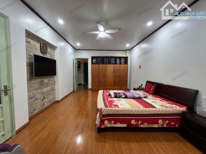 BÁN NHÀ HOÀNG QUỐC VIỆT 70m2 × 5T . 2 THOÁNG + 2 Ô TÔ TRÁNH ĐỖ + VỈA HÈ TRƯỚC NHÀ