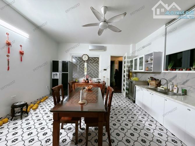 BÁN NHÀ HOÀNG QUỐC VIỆT 70m2 × 5T . 2 THOÁNG + 2 Ô TÔ TRÁNH ĐỖ + VỈA HÈ TRƯỚC NHÀ