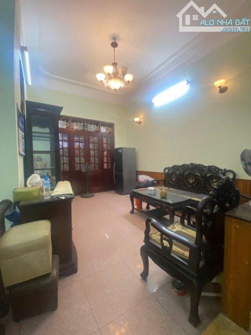 Bán biệt thự Lạc Long Quân - Hơn 30 tỷ - DT 120m - mặt tiền 9m - Ngõ thông - Ô tô