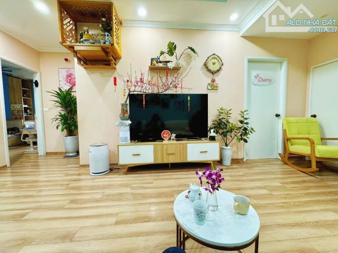 Siêu hiếm căn chung cư Tân Mai, Đền Lừ, 65m2 gồm 2 ngủ, Giá: 4.65 tỷ