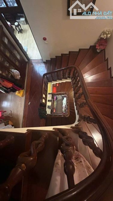 Bán biệt thự Lạc Long Quân - Hơn 30 tỷ - DT 120m - mặt tiền 9m - Ngõ thông - Ô tô