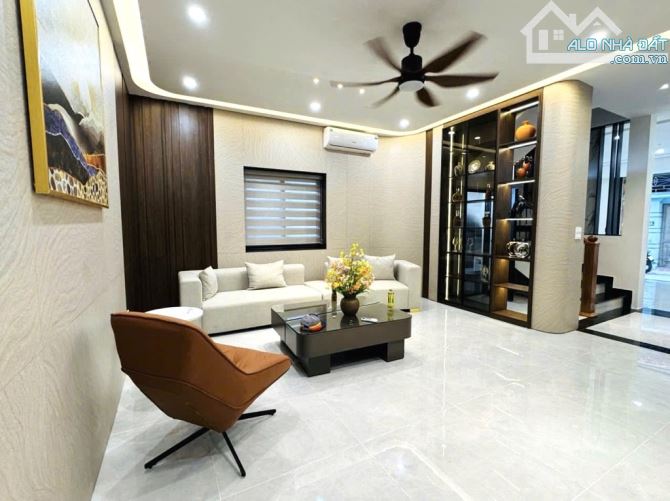 bán nhà giải phóng lô góc 75m2, thang máy, vài bước ra phố, sổ vuông a4 – 19,6 tỷ