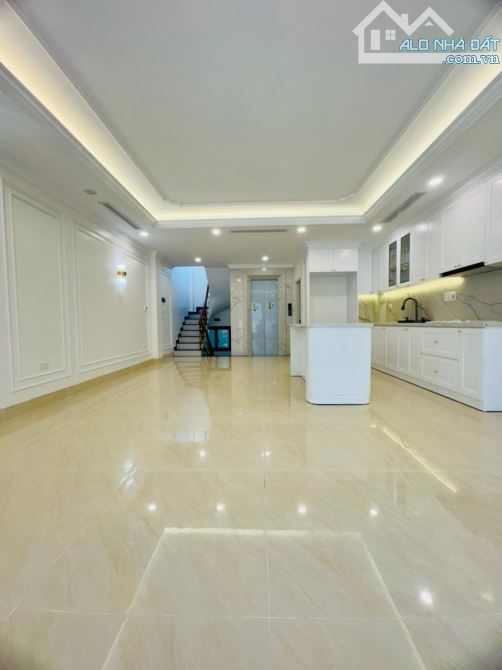 Bán nhà Mặt Phố Tân Mai, Đền Lừ, 50m2 x 6 tầng, mt 4.2m Giá chỉ 23.5 tỷ