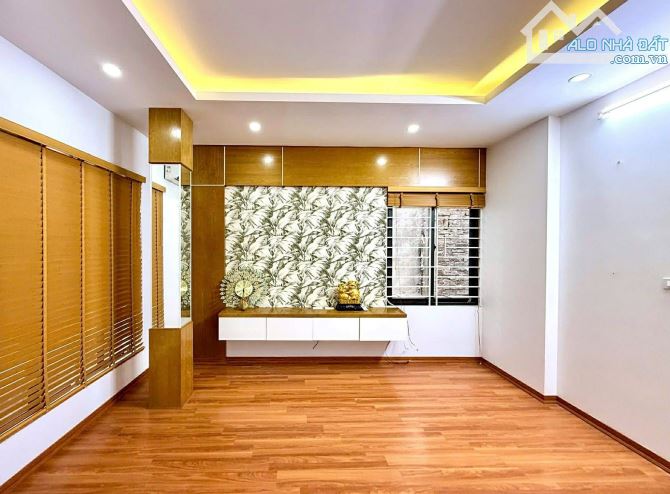 Bán nhà đẹp Pháo Đài Láng Đống Đa 32m 5T MT rộng 9,5 tỷ.