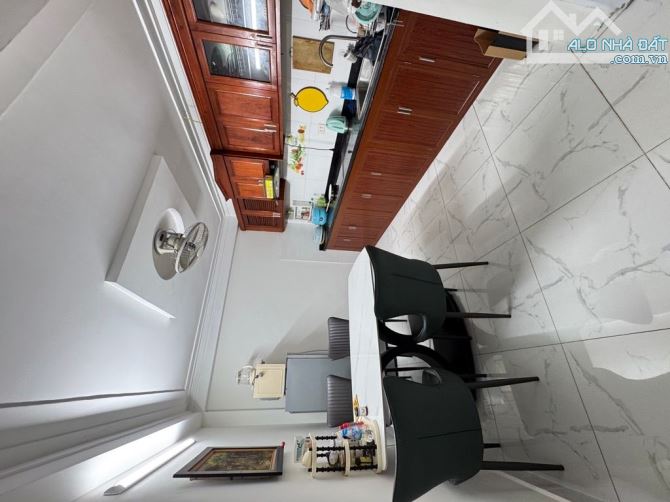 CHỈ VÀI BƯỚC CHÂN RA PHỐ _NGÕ RỘNG THOÁNG SÁNG MÀ CHỈ CÓ VÀI TỶ