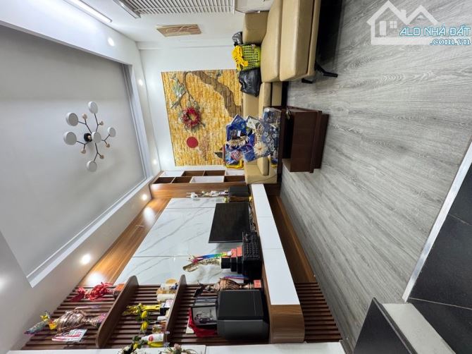 CHỈ VÀI BƯỚC CHÂN RA PHỐ _NGÕ RỘNG THOÁNG SÁNG MÀ CHỈ CÓ VÀI TỶ