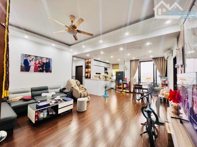 Siêu hiếm chung cư Tân Mai, Đền Lừ, 122m2 CĂN GÓC 3 MẶT THOÁNG – Giá 8.25 tỷ.