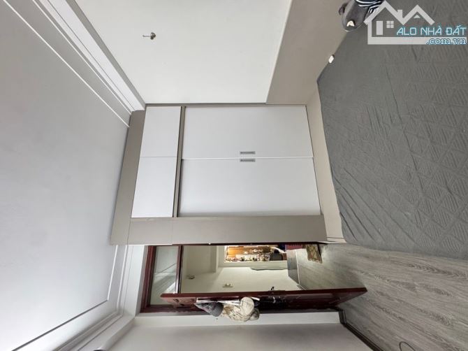 CHỈ VÀI BƯỚC CHÂN RA PHỐ _NGÕ RỘNG THOÁNG SÁNG MÀ CHỈ CÓ VÀI TỶ