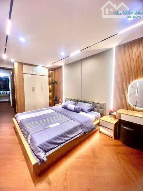 Ngay Trường Chu Văn An - HOÀNG HOA THÁM -BA ĐÌNH-THANG MÁY-Gần Phố,ÔTô-36Mx5T Giá 9 Tỷ Hơn