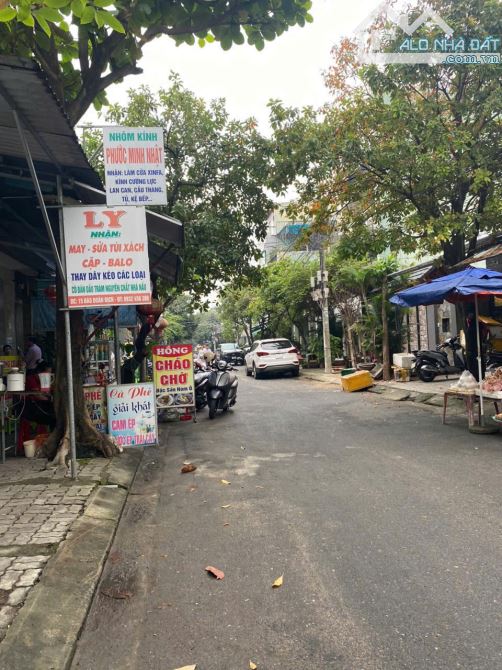 Bán đất đường Đào Doãn Địch, Phường Hòa Minh, Gần bến xe 110m2