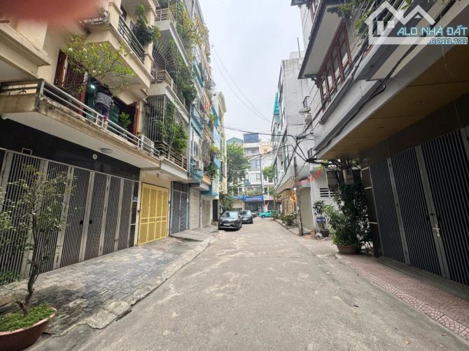 PHÂN LÔ - OTO TRÁNH - SÁT LÔ GÓC - NGHĨA ĐÔ - CẦU GIẤY DT 60M. GIÁ NHỈNH 30 TỶ