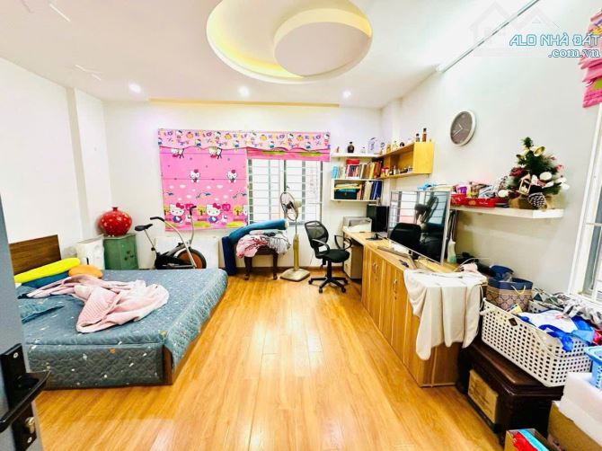 Cô Hoa Nhờ Bán Căn Nhà Trung Tâm Quận Cầu Giấy - cách Vành Đai 2.5 30m đến phố Cầu Giấy