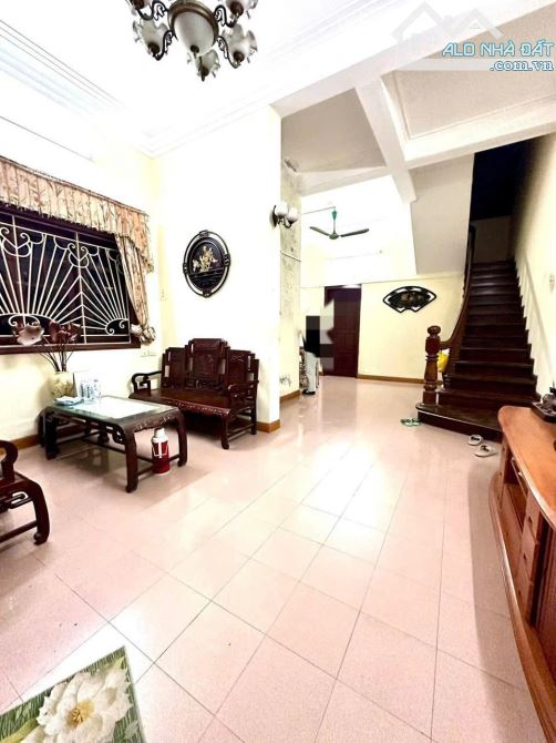 Bán căn góc 2 mặt ngõ kinh doanh Ngọc khánh - 28 Tỷ - DT 75m, mặt tiền 6m - ô tô tránh