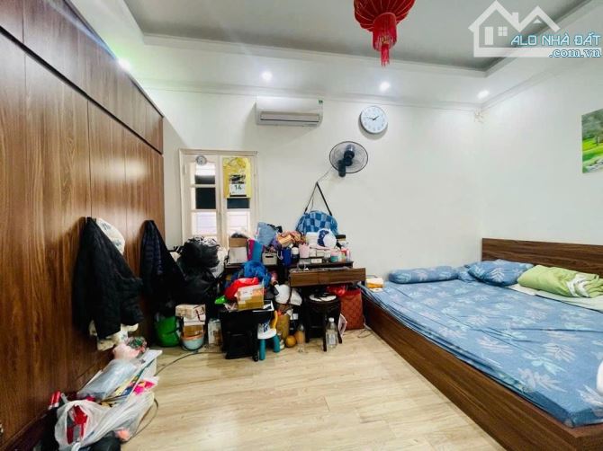 Bán nhà ngã tư Văn Cao - Đội cấn, Hơn 18 tỷ, 46m, ô tô tránh, kinh doanh để