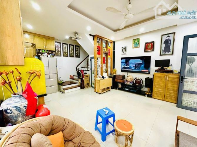 Cô Hoa Nhờ Bán Căn Nhà Trung Tâm Quận Cầu Giấy - cách Vành Đai 2.5 30m đến phố Cầu Giấy