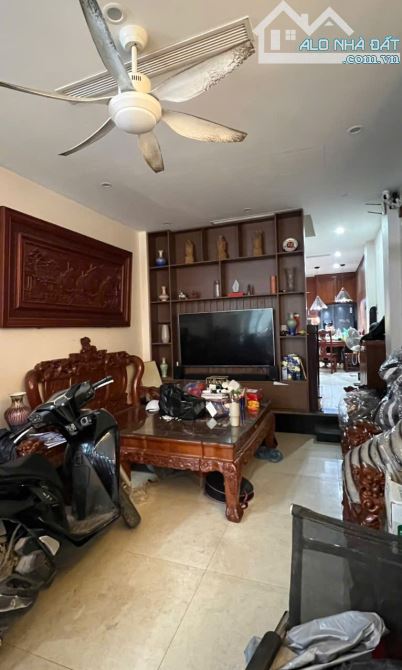 PHÂN LÔ - OTO TRÁNH - SÁT LÔ GÓC - NGHĨA ĐÔ - CẦU GIẤY DT 60M. GIÁ NHỈNH 30 TỶ