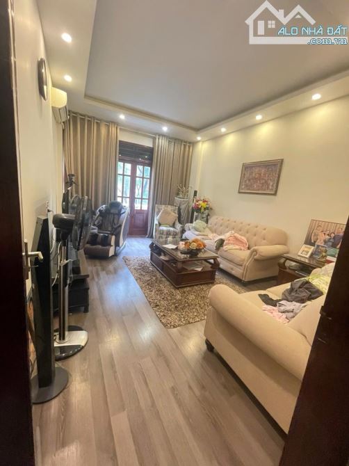 SIÊU PHẨM TÚ MỠ - CẦU GIẤY Dt 60m² * 5 tầng * mặt tiền 4.2m Giá chào 29.9 tỷ