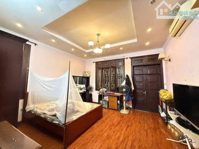 Bán nhà mặt ngõ Lạc Long Quân - Lô góc - hơn 17 tỷ - DT 71m - Ô tô tránh