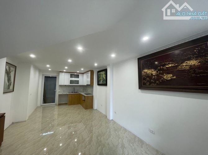 HOÀNG HOA THÁM - TÂY HỒ - 30M - 7 TẦNG - MẶT TIỀN 3,5 M - GIÁ 11,2 TỶ SỔ ĐỎ CHÍNH CHỦ