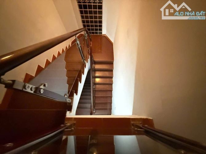 Bán nhà mặt ngõ Lạc Long Quân - Lô góc - hơn 17 tỷ - DT 71m - Ô tô tránh