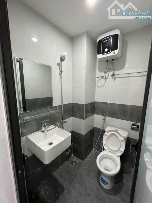 BÁN ĐẤT TẶNG NHÀ 3 TẦNG TT CẦU GIẤY 150M2, MT 8,6M PHÙ HỢP ĐT CĂN HỘ DV DÒNG TIỀN .