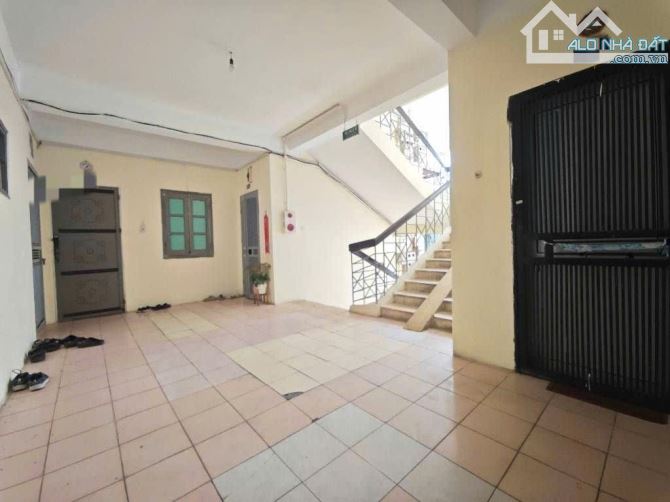 Bán căn tập thể Tầng 3 Nguyễn khánh toàn 55m chỉ hơn 4 tỷ, 2 ngủ, ô tô đỗ chân cầu thang