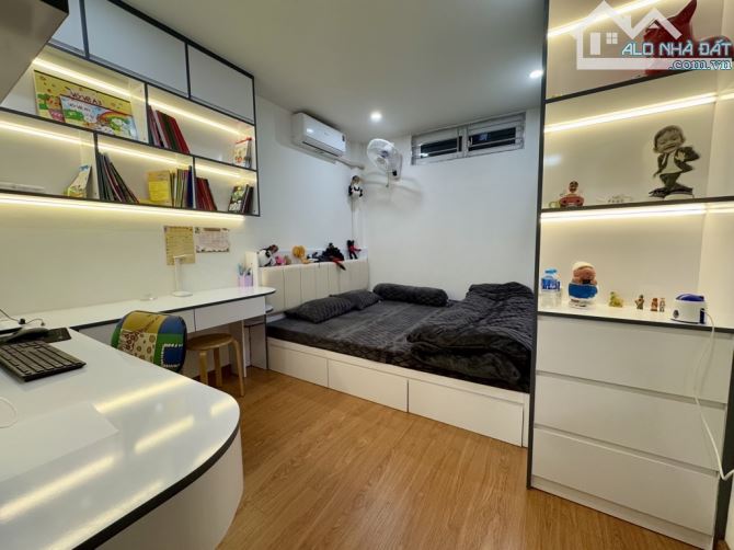 Bán nhà tầng 3 Trần Quốc Hoàn 65m2 Nhà đẹp gần phố 2 ngủ Đủ công năng 4.7 tỷ