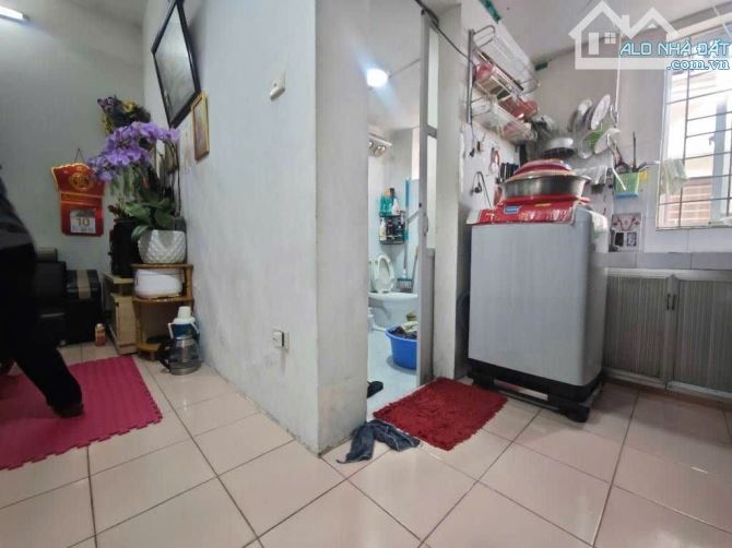 Bán căn tập thể Tầng 3 Nguyễn khánh toàn 55m chỉ hơn 4 tỷ, 2 ngủ, ô tô đỗ chân cầu thang