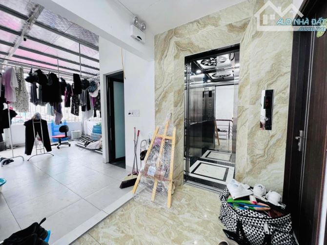 BÁN ĐẤT TẶNG NHÀ 3 TẦNG TT CẦU GIẤY 150M2, MT 8,6M PHÙ HỢP ĐT CĂN HỘ DV DÒNG TIỀN .