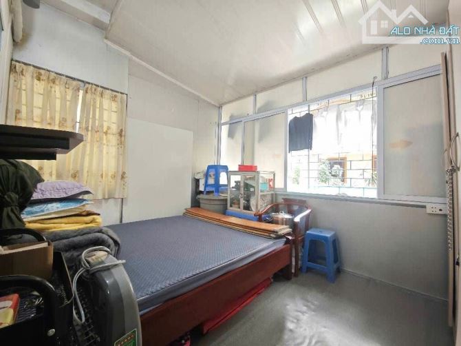 Bán căn tập thể Tầng 3 Nguyễn khánh toàn 55m chỉ hơn 4 tỷ, 2 ngủ, ô tô đỗ chân cầu thang