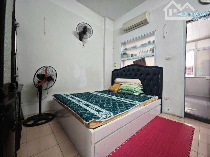 Bán căn tập thể Tầng 3 Nguyễn khánh toàn 55m chỉ hơn 4 tỷ, 2 ngủ, ô tô đỗ chân cầu thang