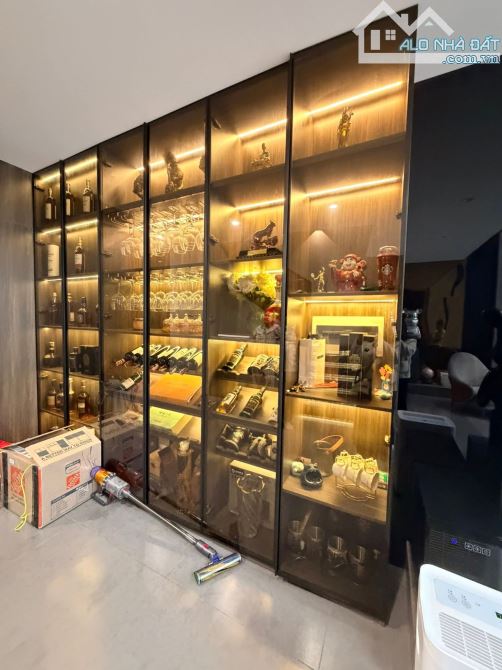 Siêu phẩm 5 tầng thang máy oto vào nhà ngõ kdoanh Ngọc Khánh,100m2 x mtiền 5.4m. Giá 36 tỷ